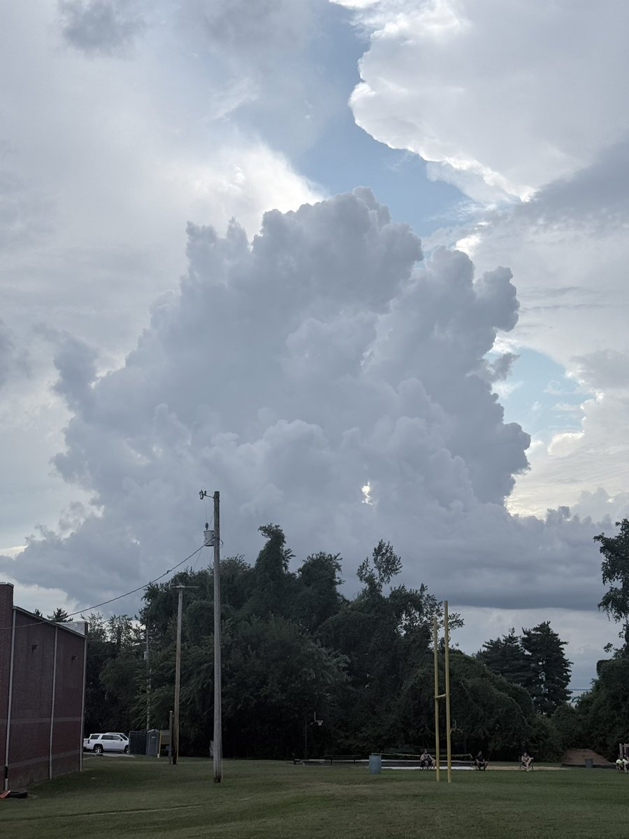ShelbyWx_'s tweet photo. My view currently here at football practice (off 480 in Bullitt County) 💖🌩️ #kywx #cloudwatchin #footballdays
@NWSLouisville @MarcWeinbergWX @BryceJonesWx @I65WxSils @Kentucky_WX @tystorm101 https://t.co/RcElENU4Rs