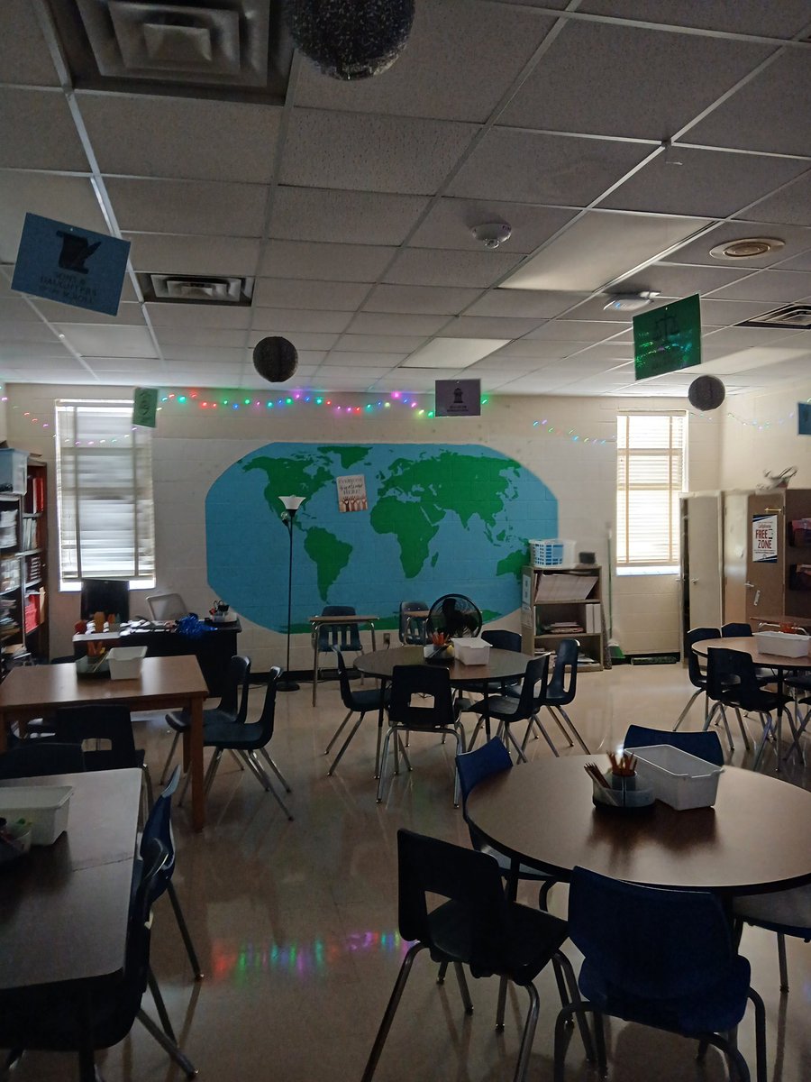 catechesser's tweet photo. Putting my classroom to bed after a great first day is wonderful.  Here's to a year of dreaming big and making dreams come true. #risddreambig @ljhpatriots https://t.co/a95W70ZHiO