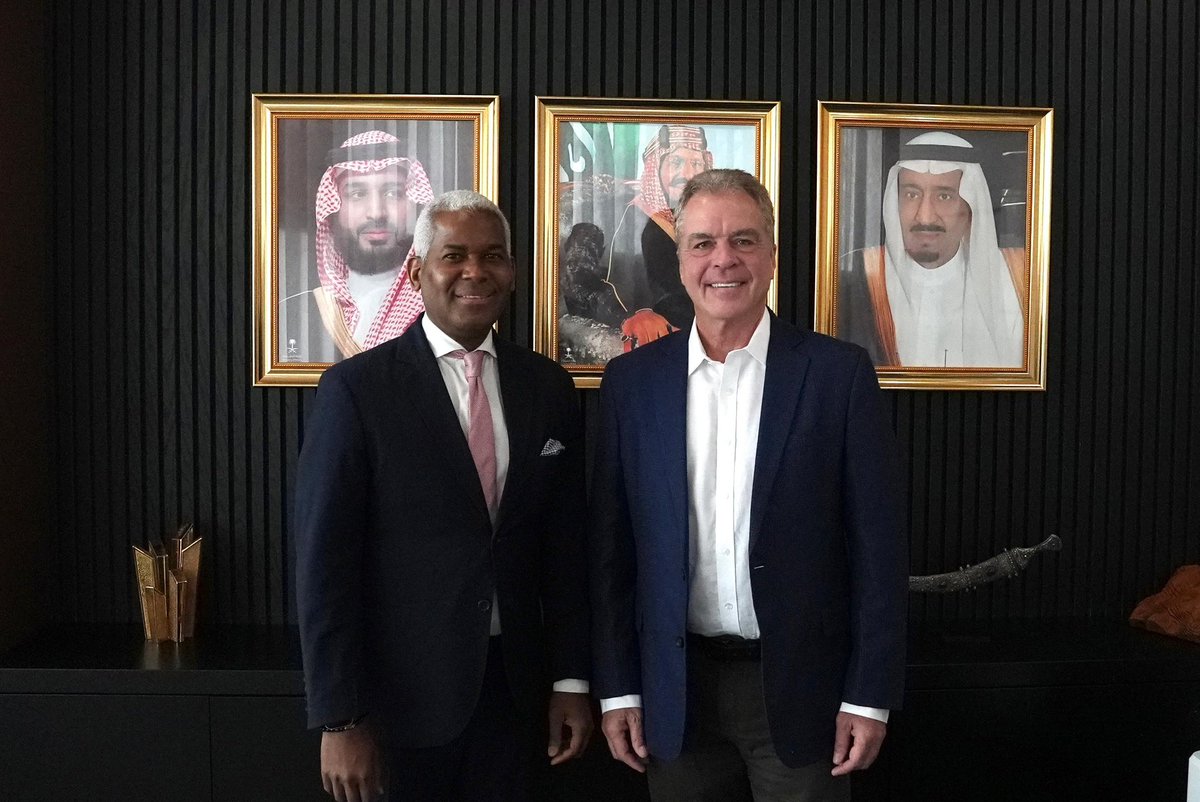 Embajador <a href="/AndyRodriguezDu/">Andy Rodríguez Durán</a> se reunió con Brian Ward, CEO de <a href="/SavvyGamesGroup/">Savvy Games Group</a>, quienes conversaron sobre posibles áreas de colaboración en #videojuegos y #esports (#deporteselectrónicos) con la #RepúblicaDominicana.

<a href="/MIREXRD/">Cancillería de República Dominicana</a>
#MIREXRD
#ComunicacionesDO
#EconomíaNaranja
#RD
#KSA