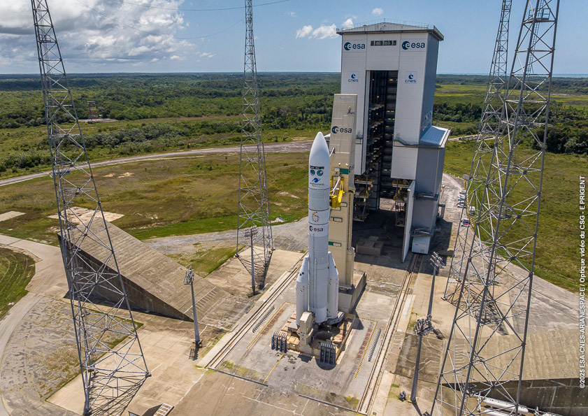 CNES's tweet photo. @Arianespace Le retrait du portique d'#Ariane6 en mode aérien cette fois ! #VA264 #IASING https://t.co/Y5QXtqm9Pb