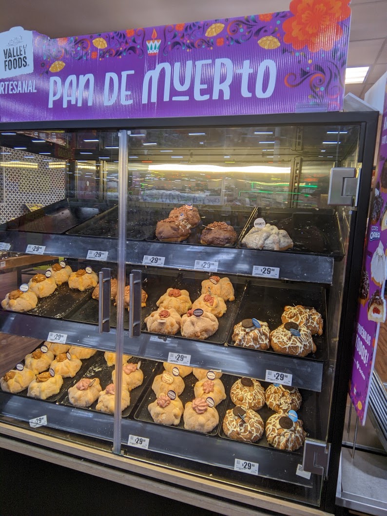 RicardoArceo's tweet photo. Los mercadólogos de Soriana: "Vamos a romperla, nos adelantamos a la competencia: DIA DE MUERTOS EN AGOSTO!" 🙄🙄 https://t.co/BTcAszQjSY