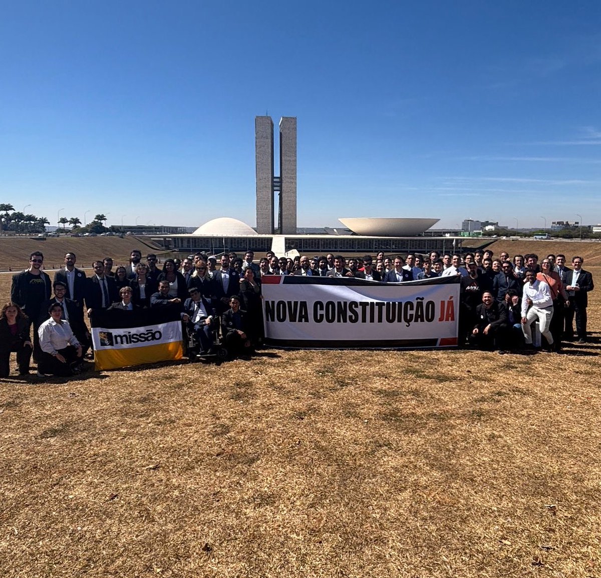 MBLivre's tweet photo. Mais de 200 militantes do MBL e do @partidomissao se reuniram hoje em Brasília para buscar apoio para uma nova Constituição que permita pena de morte e prisão perpétua para casos extremos de criminosos. Você é a favor? https://t.co/6fY42SlKSg