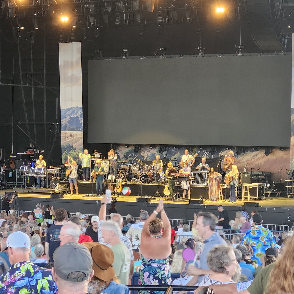DinVB663's tweet image. When the courts are too wet to play tennis on there's always a concert to go to! #WhyNot. Lots of old farts here! Oops sometimes I forget I'm old af. Doobie Brothers and The Coral Reefer Band. Not quite the same without Jimmy but whatever! #RIPSir.