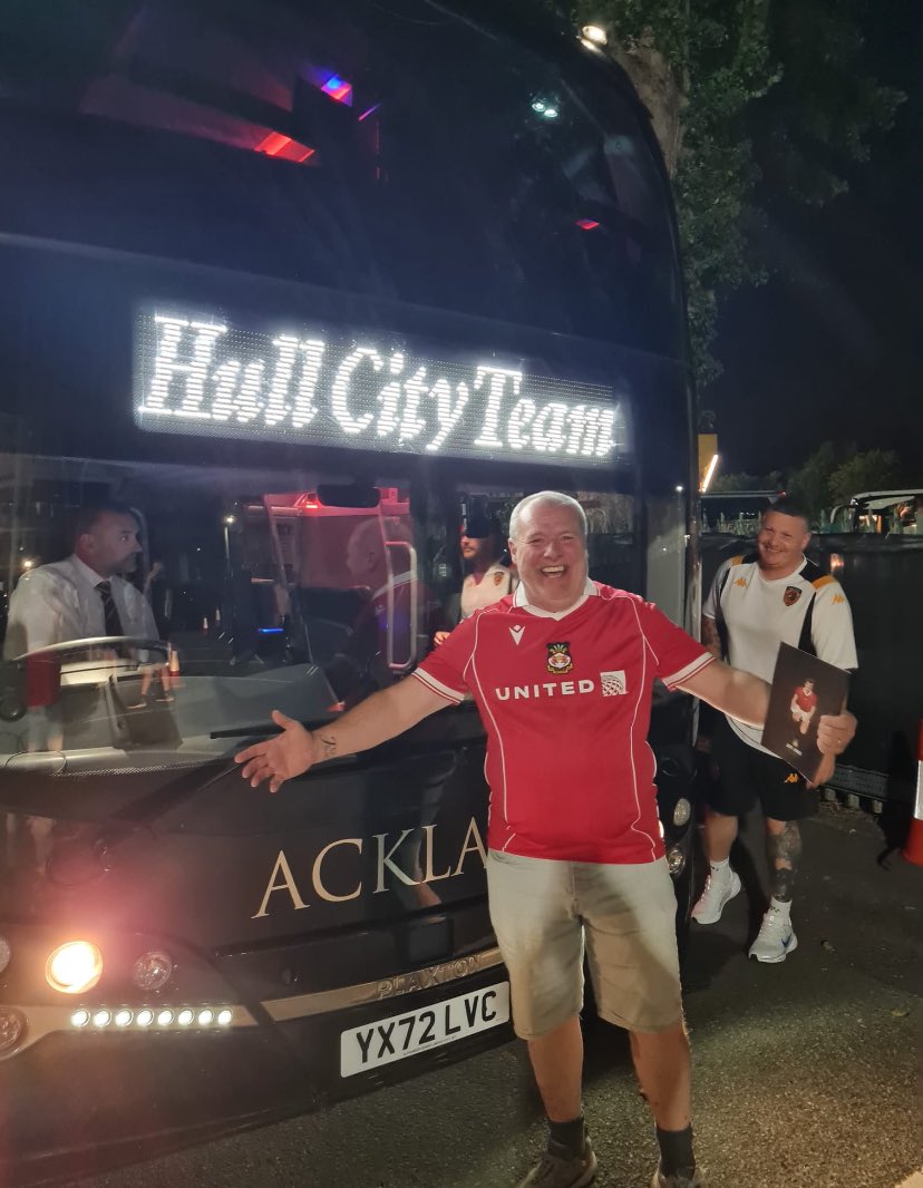 Geezer from <a href="/HullCity/">Hull City</a> said “oh come on lads, have a heart!” 🤣🤣 Credit where it’s due, Hulls fans were incredible tonight at Wrexham 😜