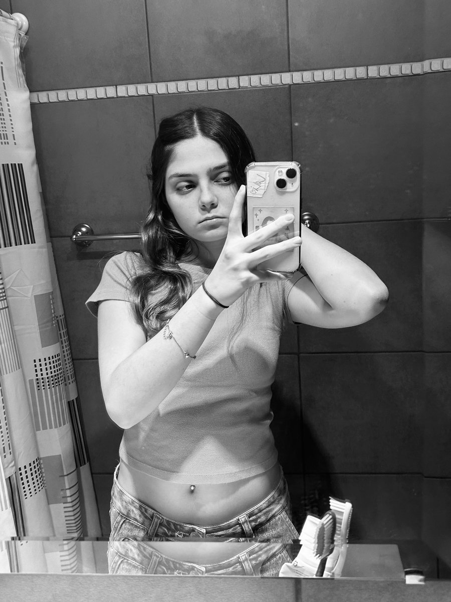 midnightpodest's tweet photo. holisss soy ami | 16 🇦🇷 | amo a anto con todo mi corazónnnn, la pude ver varias veces y la adoro, es super amable y cariñosa, estoy muy ansiosa por ver a alaska otra vez y también por conocer a caaaaamii 🤏🏼🤏🏼, por siempre anto por siempre 🤍 #integracionap https://t.co/xBr4WnzQut