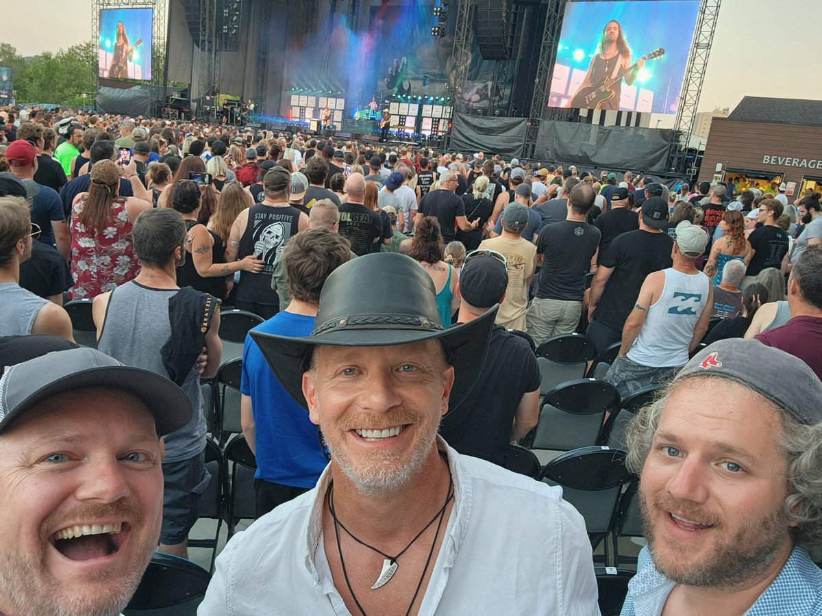 jdealex's tweet photo. @Halestorm we came from Canada to rock out with you here in Bangor. You're amazing! 🤟🏻🤟🏻 https://t.co/JnpCSuA06M