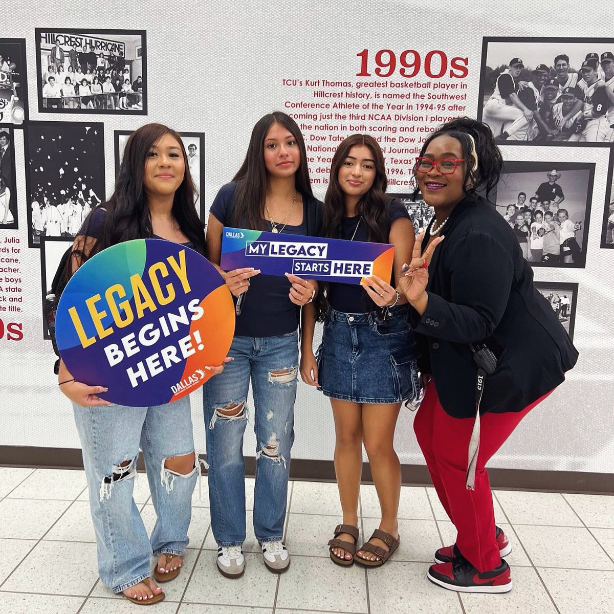 HeyMsThomas1913's tweet photo. Day one and already making memories! When you show up picture ready and end up on the DISD website... don’t act surprised! Y’all know how I do.
#HeyMsThomas 🖤👑 #ItsGonnaBeAGoodYear #LeadingWithPurpose✨ #YourFaveAP ❤️ #AlwaysPictureReady📸 @PanthersHHS https://t.co/RSHmusAK8A