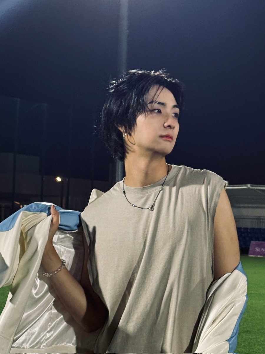 GLOBAL_NTX's tweet photo. #RAWHYUN on Plus Chat [250811]

"Guys, they said Rawhyun sunbaenim is playing football right now!!!!!!!!!!!What's going on!!!!!!!!"

(1/2)

#로현 #NTX #엔티엑스 https://t.co/Pgg9xoDWkD