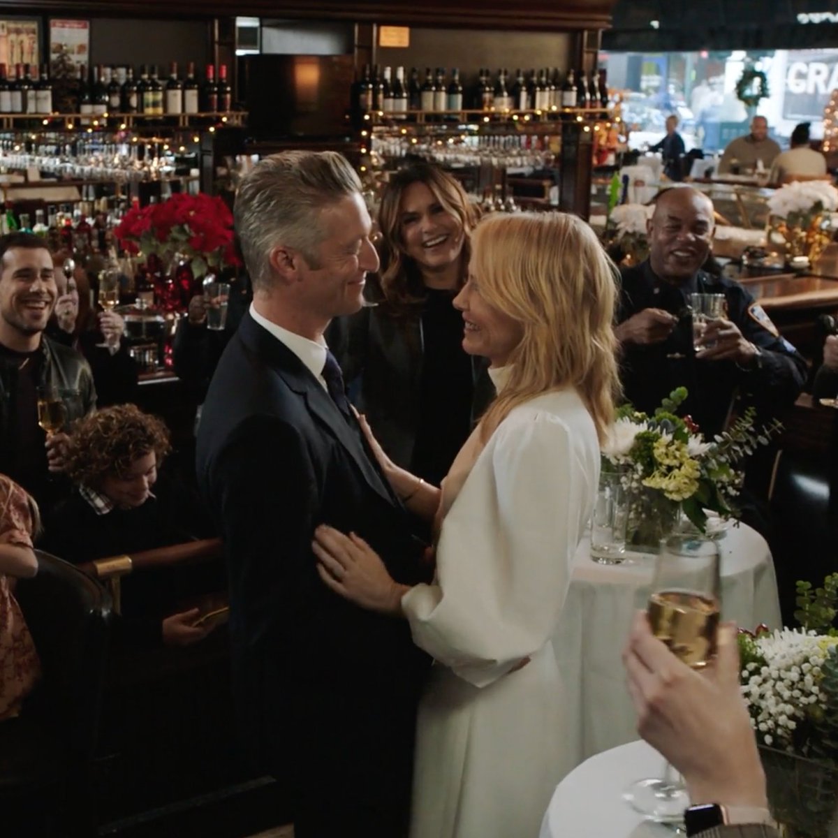 rollinsxcarisi's tweet image. people acting as though Benson shouldn't have had to watch her two friends fall in love and be happy together bc she hasn't found that for herself is so funny to me bc she truly is the captain of the Rollisi ship  #svu