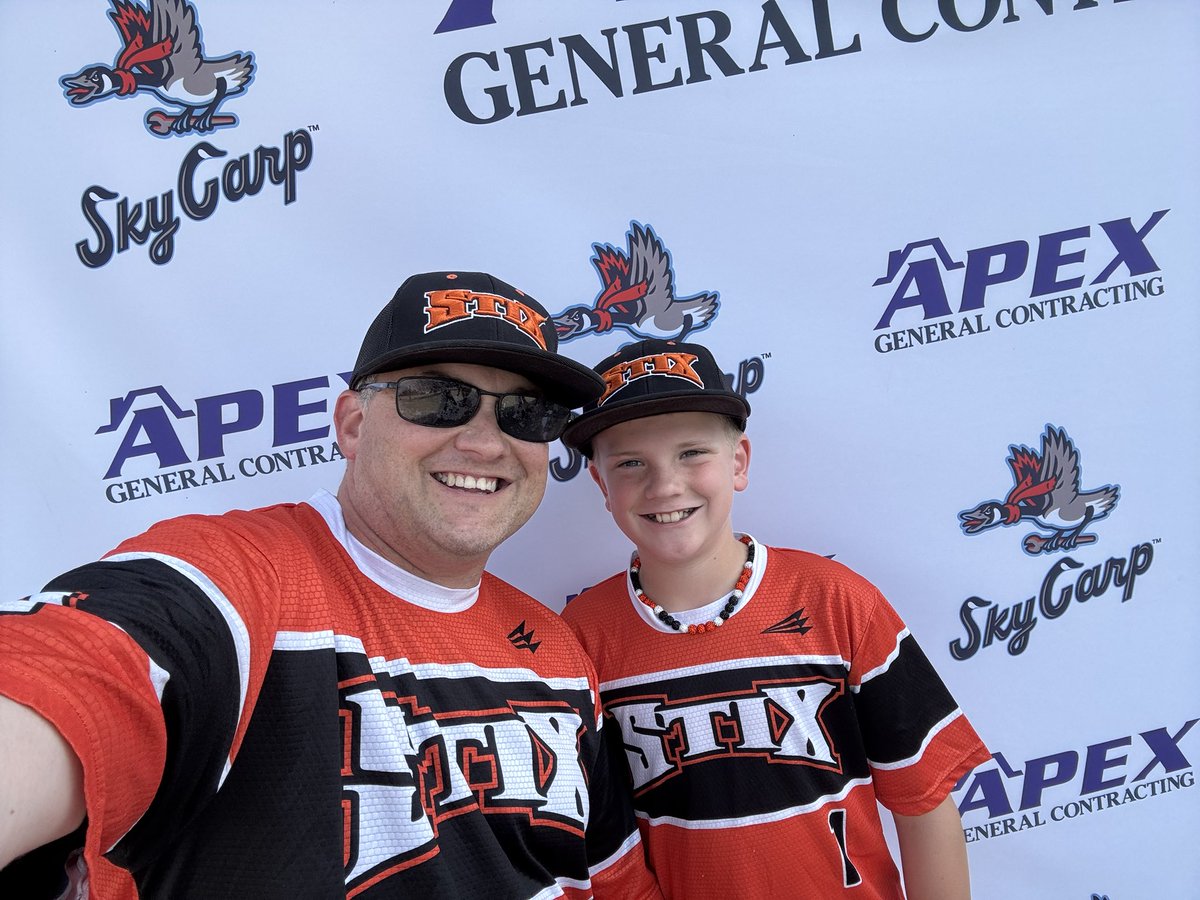 kdinger21's tweet photo. Celebrating a great @StixThunderStix season with the @beloitskycarp #apexgc https://t.co/GIu0DFObOl