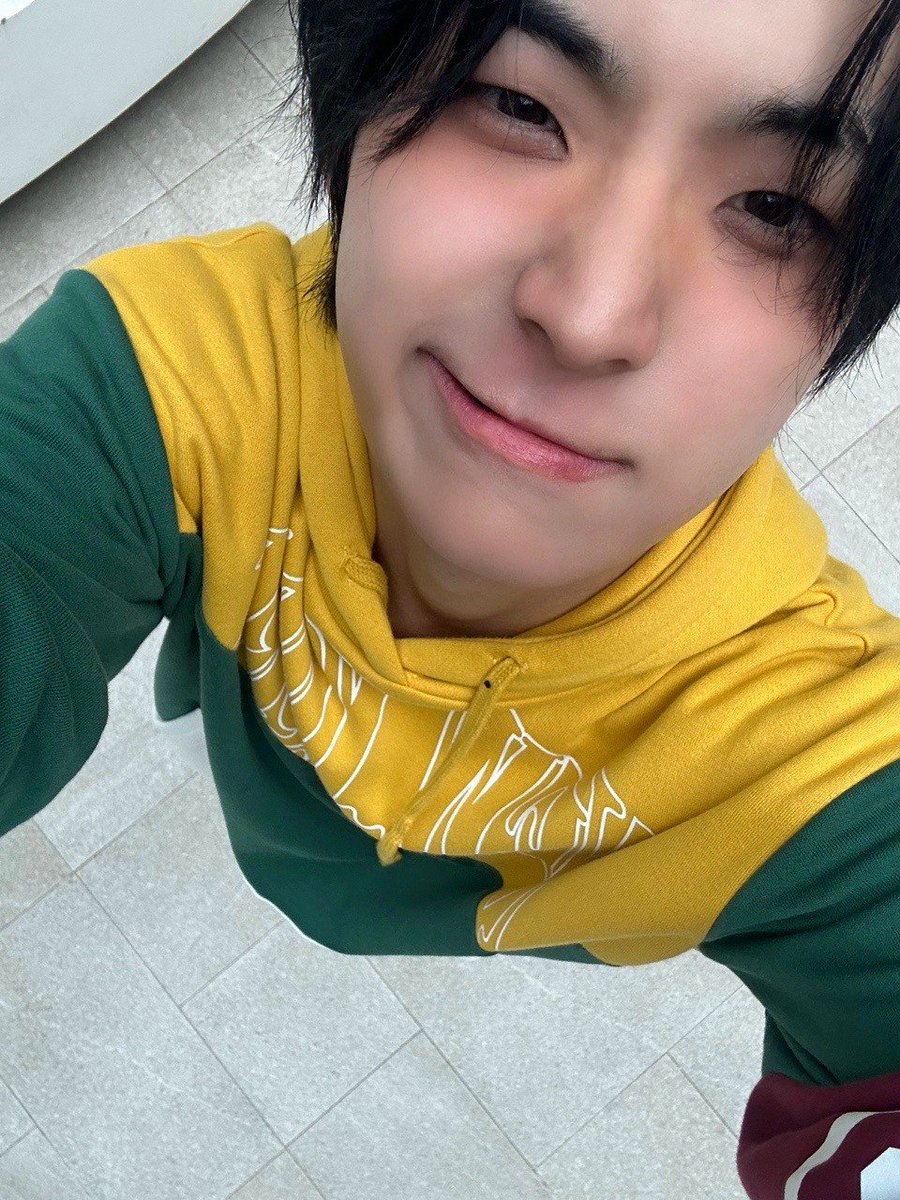 GLOBAL_NTX's tweet photo. #NTX on Plus Chat [250812]

"Today's NTX 🍭

We successfully finished filming with another different look from yesterday's 🤗
NTFUL, how was your day?!"

(1/2)

#엔티엑스 https://t.co/9dWjgW69MS