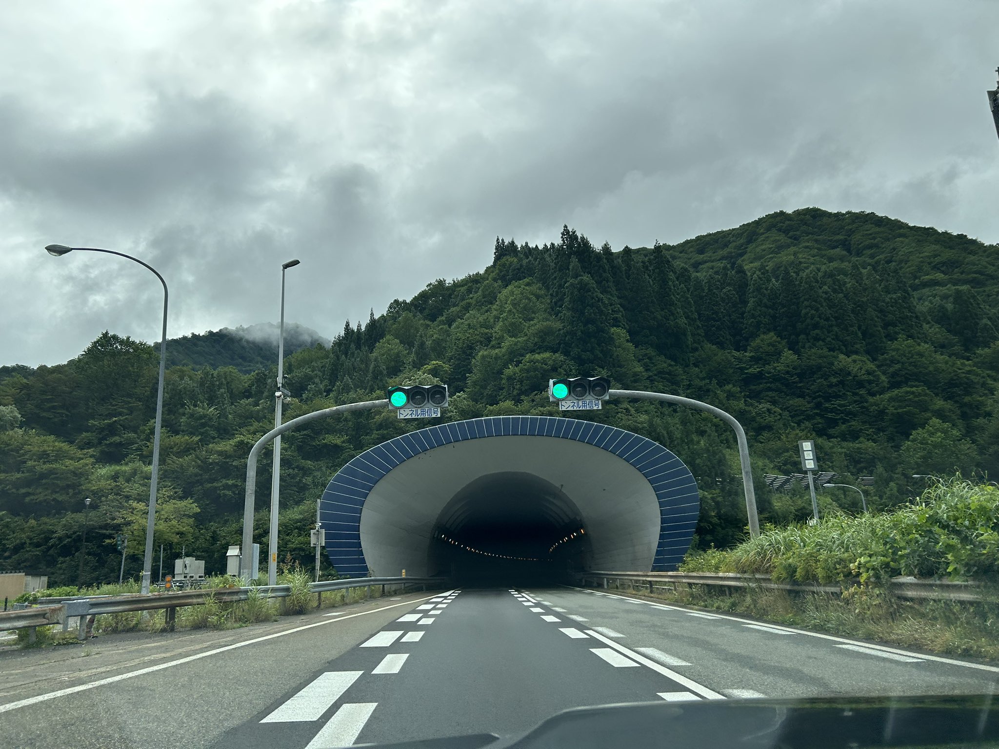 トンネル信号⑵ 高速道路にある信号機「トンネル用信号」には、どんな意味がある