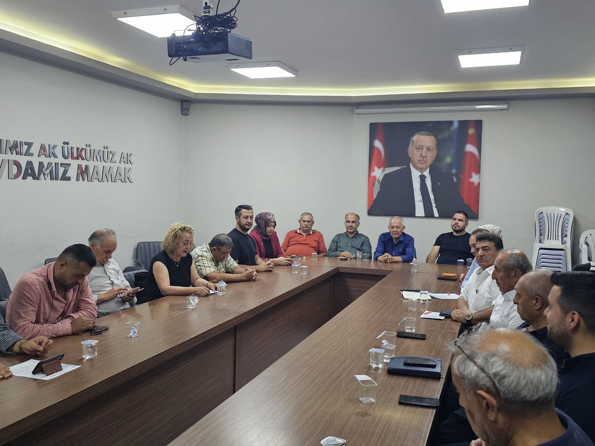 Siyasi ve Hukuki İşler Başkanımız Ramazan DOĞAN başkanlığında; İl Koordinatörümüz Melike GÜNAY TOPAÇOĞLU'nun katılımıyla haftalık olağan yönetim kurulu toplantımızı gerçekleştirdik.