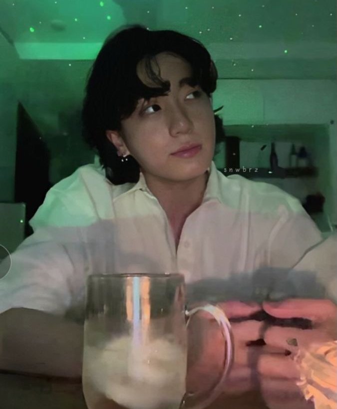 canjuntae's tweet photo. anime                                         real life https://t.co/fx2VksVIVi