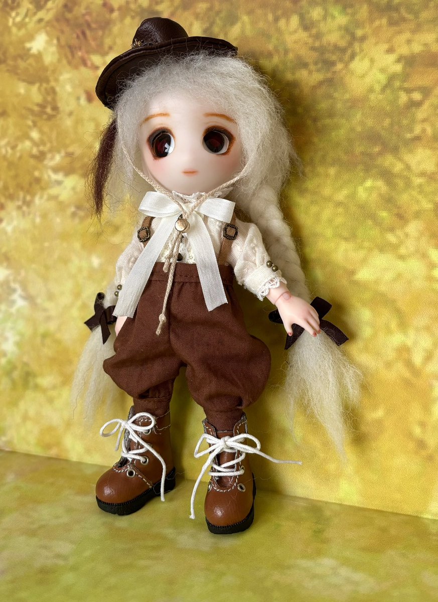 りいりい様❤オーダーページ　ハンドメイド　ガーゼケット　おさるさん 本日のレッスン。 生成色のリネンでピンタックブラウス。 後ろの