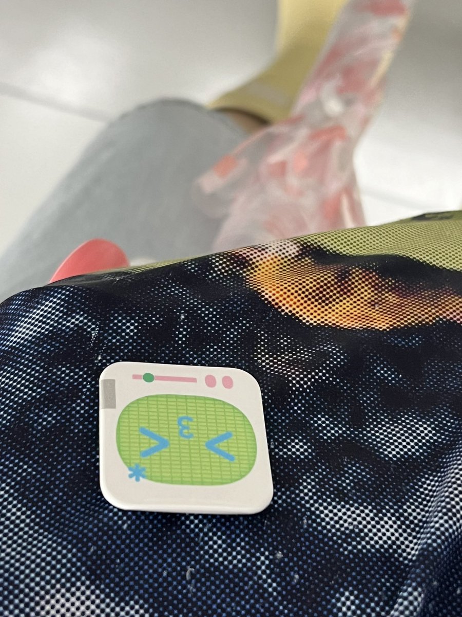 9호선 급행열차(중앙보훈병원행)에서 이 돌고래 인형을 보신 분이 있다면 꼭 연락주시길 바랍니다.............. 옆구리가 터져서 날개를 달아줬고 옆에 하트지구핀버튼과 세트로 떨어진 것 같습니다............. 고속터미널에서 내렸을때 사라져있었습니다..................