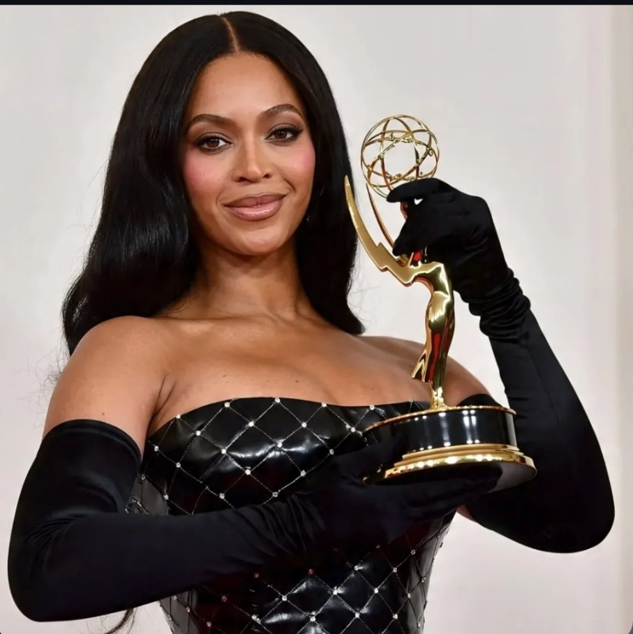 Beyfeitor's tweet photo. E quando a Beyoncé surgir assim no EMMYs dia 14 de setembro? https://t.co/AyBWX6ryXK