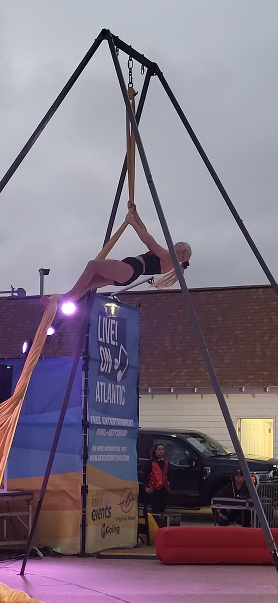 mitzimacias's tweet photo. Circo en la playa en Virginia Beach. #summertime https://t.co/5S0YAY4LdV