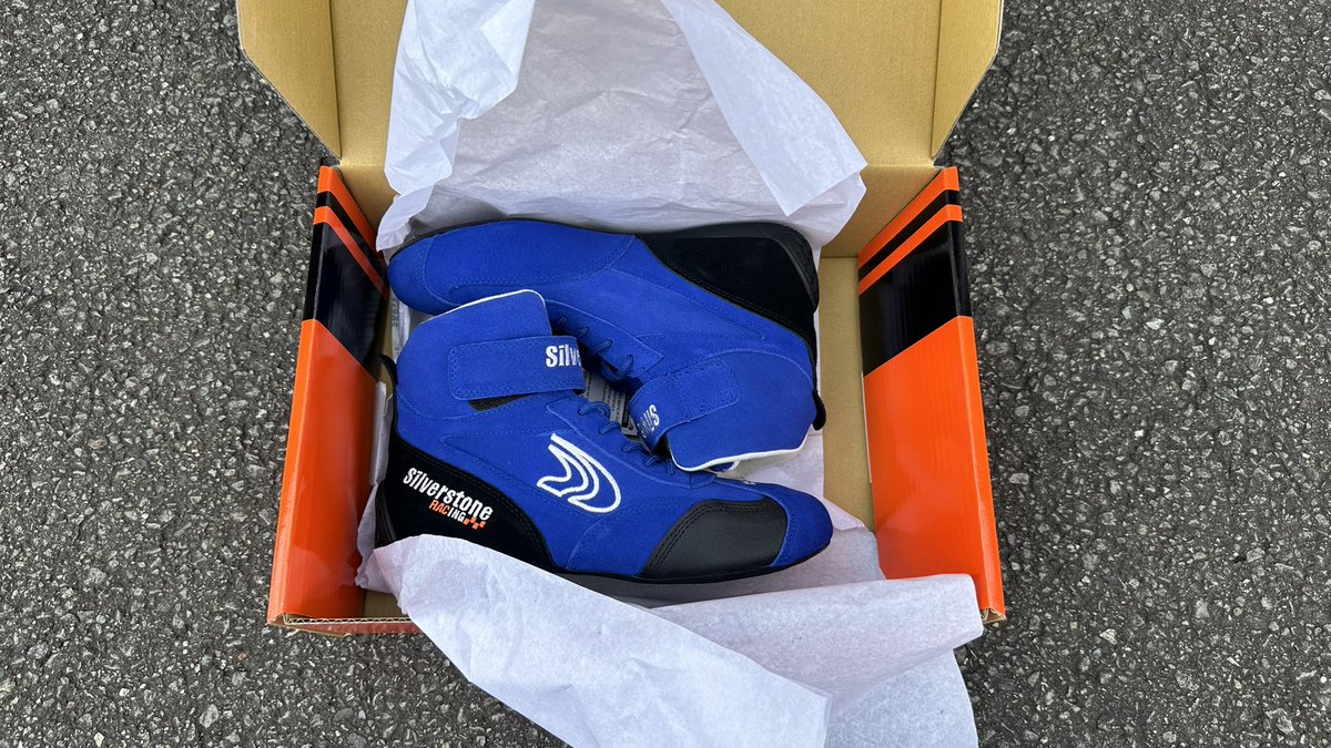 bobby_shew1986's tweet photo. 先月、新しく買ったシルバーストーンのレーシングシューズ❗️

江東区のレース用品店のRACにて新調❗️

今まではスパルコを使っていたのですが、くたびれてきたので買い替えました😅

レーシングシューズは細めなタイプが多いのですが、今回のは日本人向けの幅広タイプで、自分の足には相性が良いです😌 https://t.co/4Nu6tBsOH2