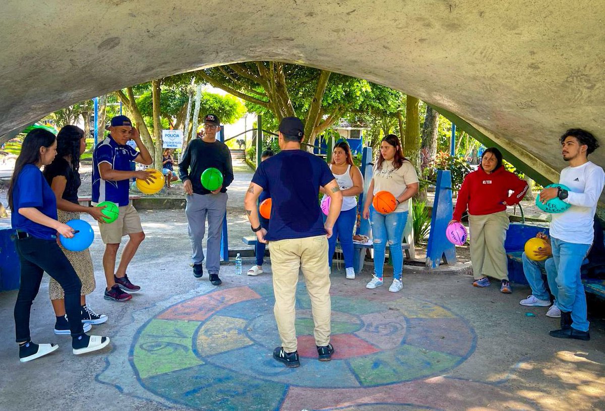 📚💡 | Hoy visitamos la colonia Minerva de San Salvador, para llevar a cabo el taller de habilidades para la vida, en el marco del programa #JuventudesConÉxito con el tema: autoestima, brindando a jóvenes herramientas para fortalecer su confianza, seguridad y bienestar personal.