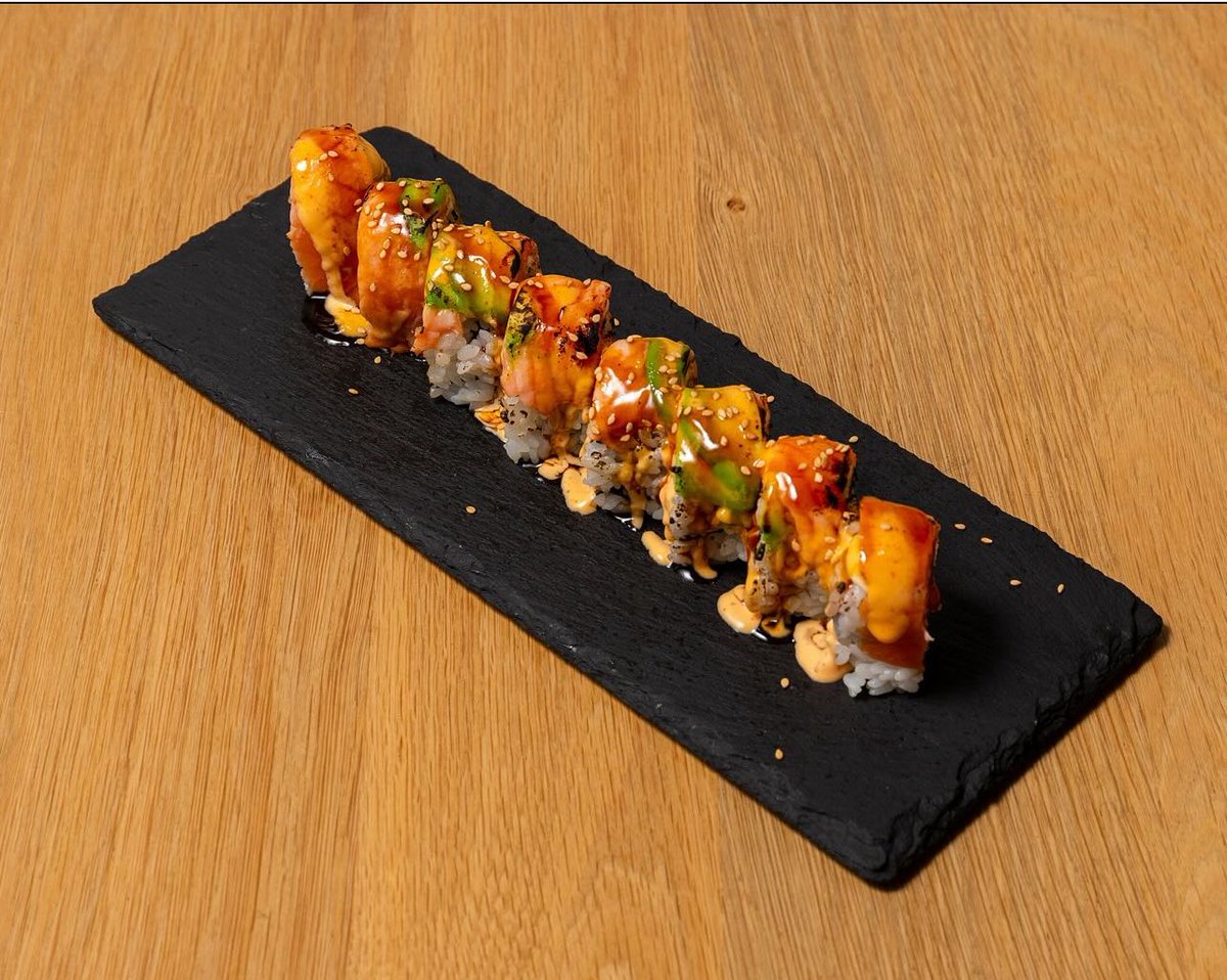 tmasatsuma's tweet photo. BBQ Lachs Roll
11年前、初めてアメリカに行ったとき
兄が働くレストランで食べて衝撃。
「こんな寿司あるの!?」って思った。

ドイツで寿司屋を始めたら、
「日本人なのにロール出して安く売ってる」ってバカにされた。

でもそれ、めっちゃ嬉しかった。 https://t.co/0pi5EfCxUg