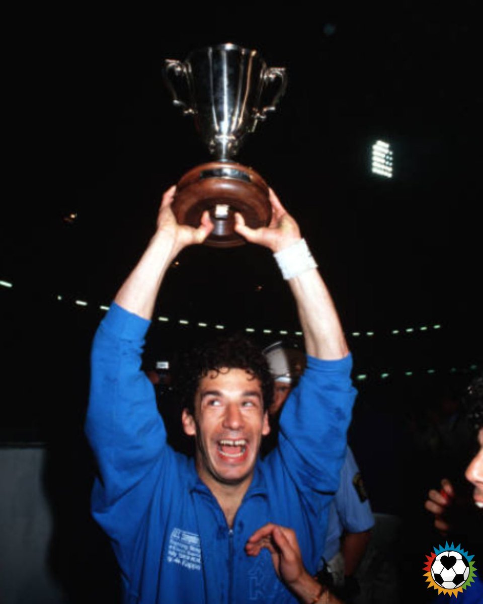 ElAmorEsRedondo's tweet photo. 2️⃣ Gianluca Vialli, goleador del torneo con 7 tantos, levanta el trofeo continental. Anotó los dos goles de #Sampdoria en la final. Parte de una dupla letal junto con el hoy entrenador Roberto Mancini 📷 #ElAmorEsRedondo https://t.co/3nYbomvG9Q