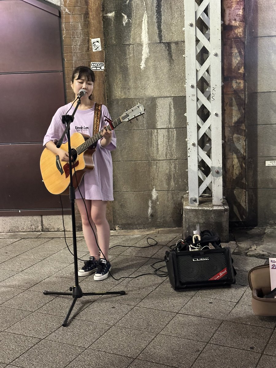 bamihito083's tweet photo. 新橋駅、路上ライブ🎸

新橋に、用事があり、帰り際、アコスティックギターで、弾き語る歌声に、耳を傾けました🎵

#JR新橋駅　#新橋SL広場　#路上ライブ
#ちひろさん　#アコスティックギター
#弾き語り https://t.co/0Y3e9PpD41