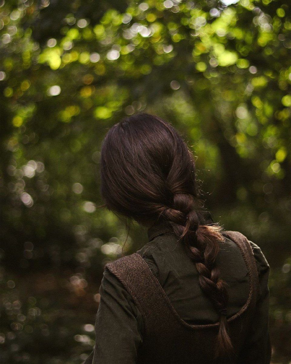 عزيت نفسي في زماني ولديت
عن كل شيٍ  فيه الآنذال سادت

أقفيت بحمول الكرامه وشديت
لـو أن صفعـات الليالـي تـمـادت

#مشاعر_شمريه