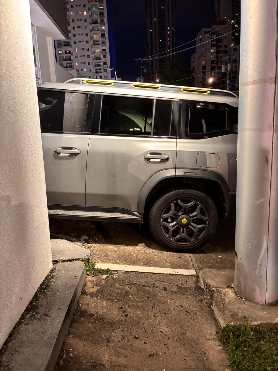 No es un mall, no es una oficina. Esto es una “acera” en <a href="/JcSanFco/">Junta Comunal de San Francisco</a> San Francisco en esta ocasión cortesía de #Geely Bahía Motors. Una falta de respeto completa con los transeúntes <a href="/Mayer/">Mayer Mizrachi</a> <a href="/serenavamvas1/">serenavamvas</a> <a href="/Panamaalcaldia/">Alcaldía de Panamá</a>