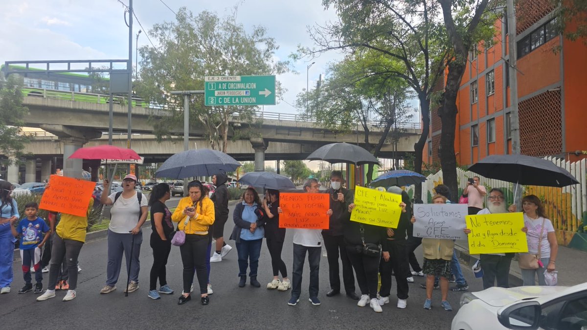 OVIALCDMX's tweet photo. #PrecauciónVial | Cerrada la circulación en lateral de Eje 3 Oriente antes de Fray Servando hacia el Sur, por manifestantes.
#AlternativaVial Circuito Interior https://t.co/RrkAXartJE