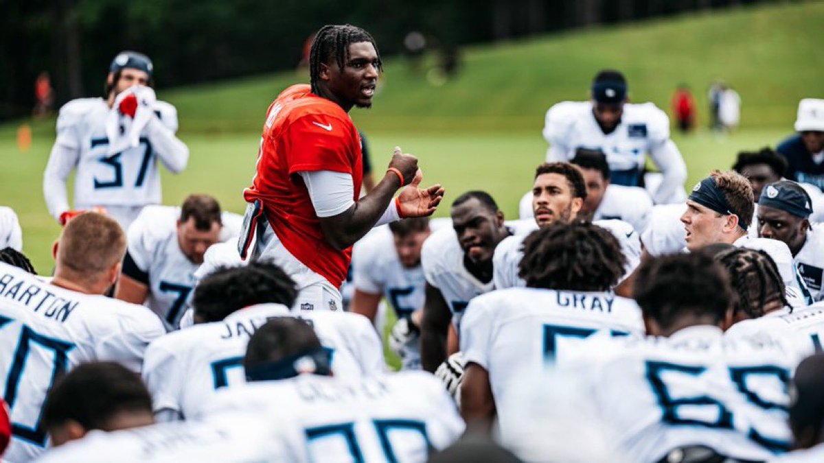 Leader: Titans star rookie QB Cam Ward held his teammates accountable today after a lazy practice.

Ward is up at 5 AM every day watching film, doesn't wear flashy jewelry, and only talks to his parents, his dog, and his teammates.

Tennessee drafted their franchise guy 👏👏