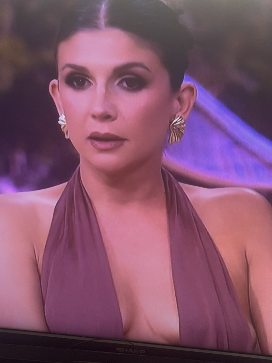 When Andy asked “who here think Janet is a Karen?” I raised my hand at home. #thevalleyreunion #thevalley