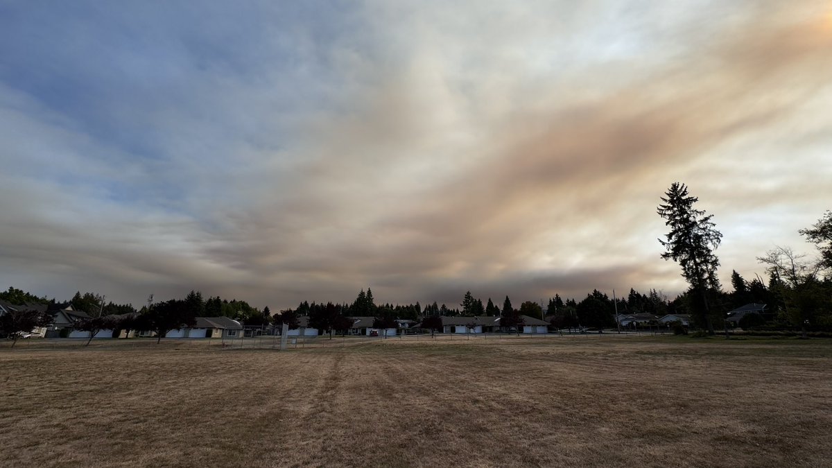 beemerichie's tweet photo. @KGordonGlobalBC @GlobalBC @chrisgailus smoke from the #mountunderwood Wildfire near #portalberni begins to move into #Qualicumbeach Mount Arrowsmith is almost completely out of sight now! #bcwildfire #bc @environmentca https://t.co/PuQb8s3UUb
