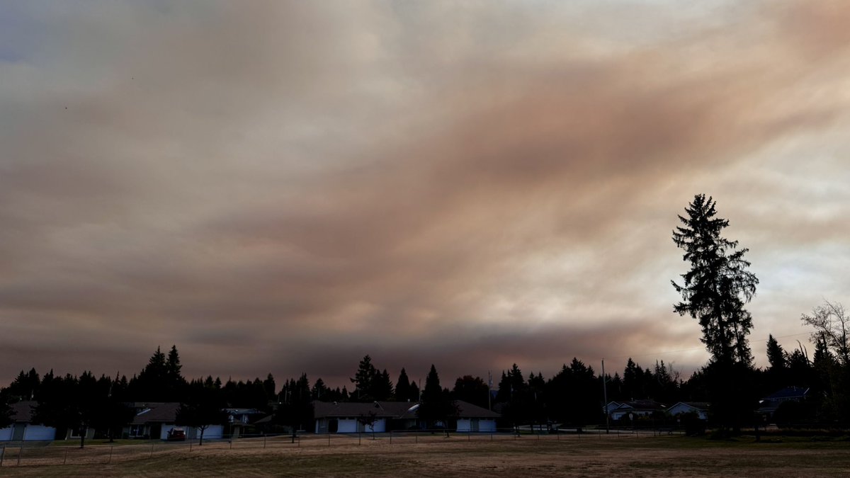 beemerichie's tweet photo. @KGordonGlobalBC @GlobalBC @chrisgailus smoke from the #mountunderwood Wildfire near #portalberni begins to move into #Qualicumbeach Mount Arrowsmith is almost completely out of sight now! #bcwildfire #bc @environmentca https://t.co/PuQb8s3UUb