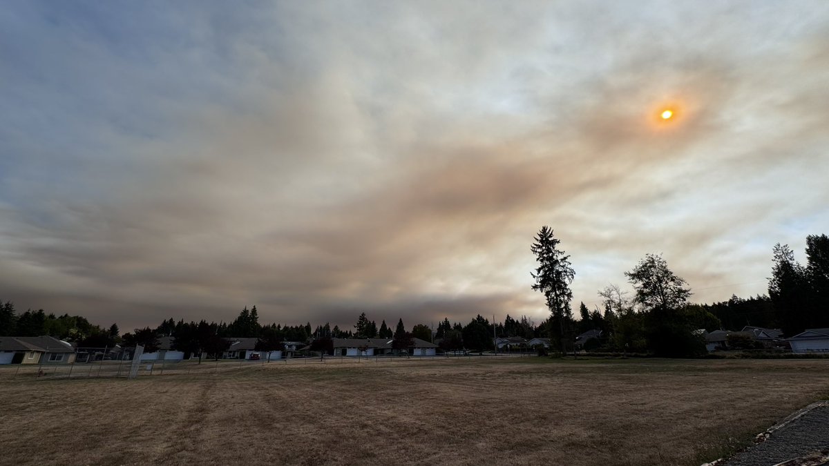 beemerichie's tweet photo. @KGordonGlobalBC @GlobalBC @chrisgailus smoke from the #mountunderwood Wildfire near #portalberni begins to move into #Qualicumbeach Mount Arrowsmith is almost completely out of sight now! #bcwildfire #bc @environmentca https://t.co/PuQb8s3UUb