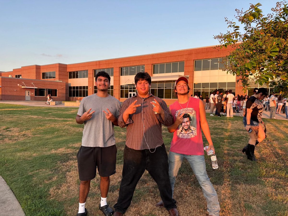 Cole Davlin (@coledavlin2) on Twitter photo Senior sunrise, let's get the year started. #theclaw
<a href="/coachdhicks/">Coach Hicks</a> <a href="/CoachEdwardsIam/">Clyde Edwards</a> <a href="/TexasQBLab/">Casey Rosellini</a> Senior sunrise, let's get the year started. #theclaw
<a href="/coachdhicks/">Coach Hicks</a> <a href="/CoachEdwardsIam/">Clyde Edwards</a> <a href="/TexasQBLab/">Casey Rosellini</a>