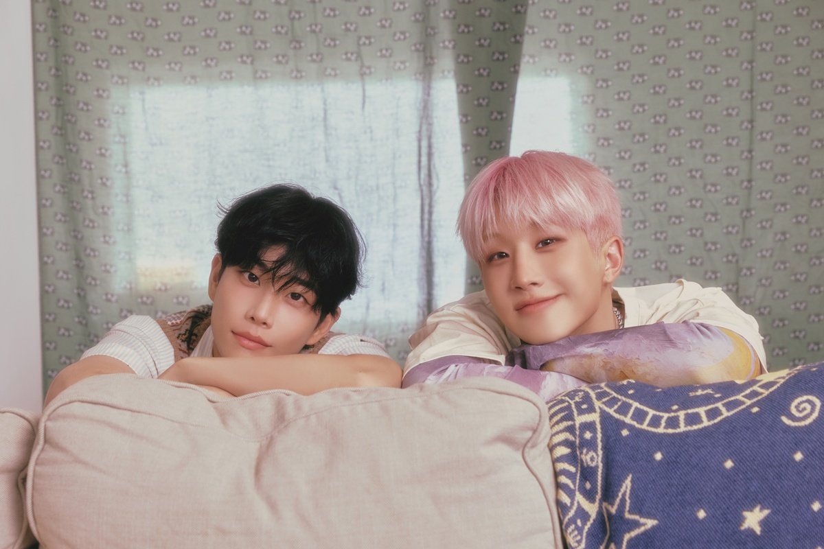 imbcenews's tweet photo. '똑똑한' 아스트로 주니지니표 유행가 'Some Things Never Change' [인터뷰M] 
#아스트로 #ASTRO #MJ #엠제이 #진진 #JINJIN 
#주니지니 #ZOONIZINI #아로하 #AROHA 
#Some_Things_Never_Change #STNC #iMBC연예 

아스트로(ASTRO)는 따로 또 같이 활동에 능한 그룹에 속한다. 10년 차 선배 축에 속하는 아이돌답게 그간 무수한 활동들로 이를 입증했다. 10년 내공에 걸맞게 손발이 척척 맞는다.

이번에 주력할 유닛은 주니지니다. MJ와 진진은 그간 함께해 온 여정을 이번 미니 1집에 기승전결 있게 담아냈다. 

틀에서 벗어나 매 순간을 즐기겠다는 주니지니의 다짐은 하나의 스토리로 이어지는 6곡을 통해 주사위를 굴려 떠나는 예측불허한 여행기로 펼쳐질 예정이다.

포부가 뚜렷하고 명료하다. 유행가를 만들어 팀활동에 이바지하는 것. 실제로 타이틀곡은 쉽고 즐겁다. 청량이나 치명, 이분법적으로 나누어 콘셉츄얼한 모양새에만 집중한 것이 아닌 흥얼흥얼 따라 부르기 쉬운 유행가에 가까운 것. 

MJ와 진진이라는 멤버 조합에 가장 어울리는 콘셉트를 찾은 셈이다.

듀오명 역시 주니지니, 다소 유치할 수 있지만 곡을 들어보면 착 달라붙는 이름이다. 'Some Things Never Change'라는 긴 곡명도 굳이 줄이지 않았다. 그만큼 친절하고 직관적이다. 곡명만 들어도 곡전체의 분위기가 짐작 가능한 셈.

🔗https://t.co/ZFQh6PZdwm
