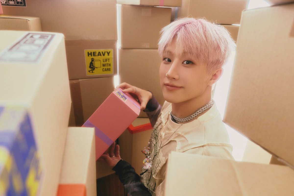 imbcenews's tweet photo. '똑똑한' 아스트로 주니지니표 유행가 'Some Things Never Change' [인터뷰M] 
#아스트로 #ASTRO #MJ #엠제이 #진진 #JINJIN 
#주니지니 #ZOONIZINI #아로하 #AROHA 
#Some_Things_Never_Change #STNC #iMBC연예 

아스트로(ASTRO)는 따로 또 같이 활동에 능한 그룹에 속한다. 10년 차 선배 축에 속하는 아이돌답게 그간 무수한 활동들로 이를 입증했다. 10년 내공에 걸맞게 손발이 척척 맞는다.

이번에 주력할 유닛은 주니지니다. MJ와 진진은 그간 함께해 온 여정을 이번 미니 1집에 기승전결 있게 담아냈다. 

틀에서 벗어나 매 순간을 즐기겠다는 주니지니의 다짐은 하나의 스토리로 이어지는 6곡을 통해 주사위를 굴려 떠나는 예측불허한 여행기로 펼쳐질 예정이다.

포부가 뚜렷하고 명료하다. 유행가를 만들어 팀활동에 이바지하는 것. 실제로 타이틀곡은 쉽고 즐겁다. 청량이나 치명, 이분법적으로 나누어 콘셉츄얼한 모양새에만 집중한 것이 아닌 흥얼흥얼 따라 부르기 쉬운 유행가에 가까운 것. 

MJ와 진진이라는 멤버 조합에 가장 어울리는 콘셉트를 찾은 셈이다.

듀오명 역시 주니지니, 다소 유치할 수 있지만 곡을 들어보면 착 달라붙는 이름이다. 'Some Things Never Change'라는 긴 곡명도 굳이 줄이지 않았다. 그만큼 친절하고 직관적이다. 곡명만 들어도 곡전체의 분위기가 짐작 가능한 셈.

🔗https://t.co/ZFQh6PZdwm