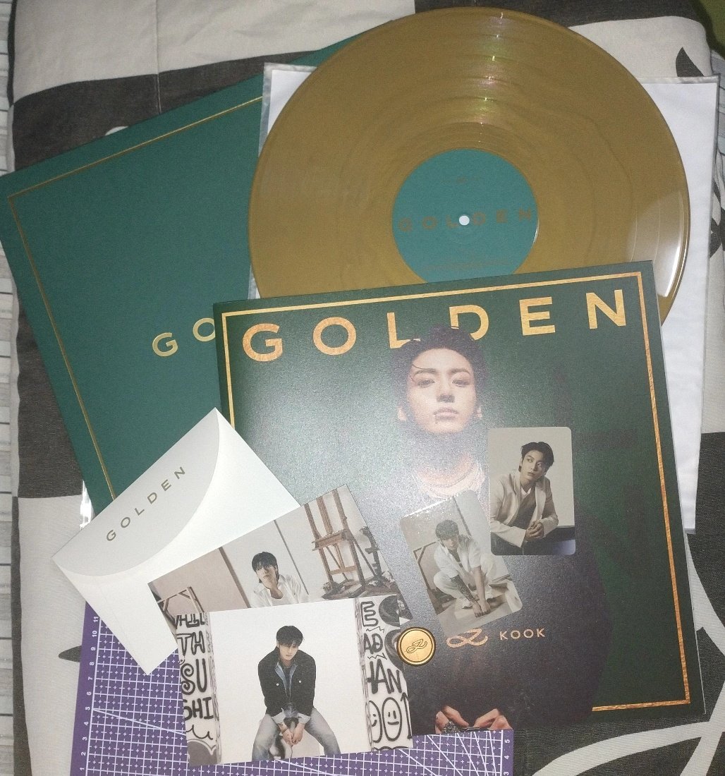 VENDO/VENDA • VINIL GOLDEN COMPLETO • NACIONAL 

R$500,00 com frete incluso 
sem nenhuma avaria 

Preferência pra pagamento imediato 
(porém estou aberta a negociação)

Aceito pagamento no cartão

Fbs no fix
