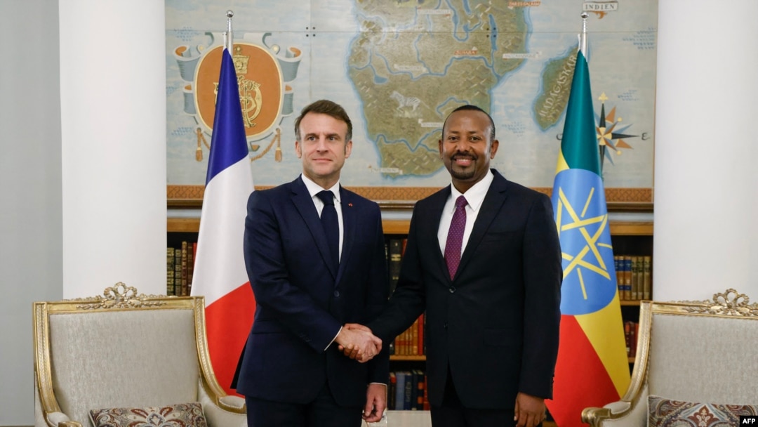 MeseretMedia's tweet photo. #ዜናመሠረት በፈረንሳይ ይገኛሉ የተባሉ ሁለት ጋዜጠኞች ለኢትዮጵያ ተላልፈው እንዲሰጡ በመንግስት ጥያቄ ቀርቦ እንደነበር ታወቀ 

"በዚህ ኦፊሴላዊ ጉብኝት ወቅት ከተቻለ ሁለቱ ጋዜጠኞች ተላልፈው እንዲሰጡ፣ ካልሆነም ዝም እንዲሉ እንዲደረጉ በልዑክ ቡድኑ ለፈረንሳዩ ፕሬዝደንት ኢማኑኤል ማክሮን በቀጥታ ጥያቄ ቀርቦ ነበር" 

የፕሪሚየም አባል ከሆኑ ተጨማሪ ያንብቡ: 
https://t.co/XRR0Fn64zx 

የፕሪሚየም አባል ለመሆን ሊንኩን ይከተሉ: 
https://t.co/50BAJyHHW6
