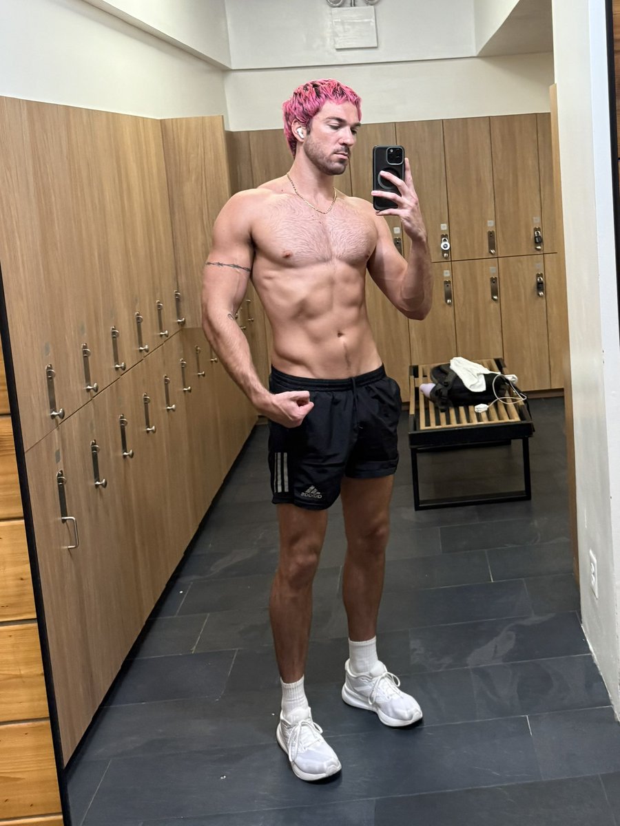 Moira Rose’s Wig tweet media