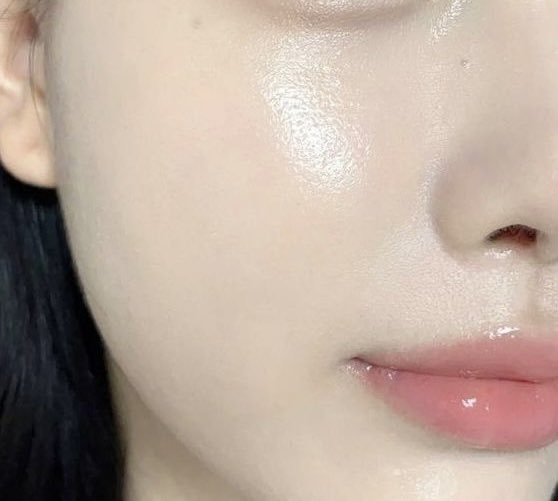 بنات! 🤍 جربت أسوي هيدرافيشل في البيت لبشرتي الحساسة والجافة ومع الوردية… والنتيجة؟ ترطيب ولمعان بدون ما أروح عيادة 😍
بشارككم الخطوات + أسماء المنتجات اللي استخدمتها 👇