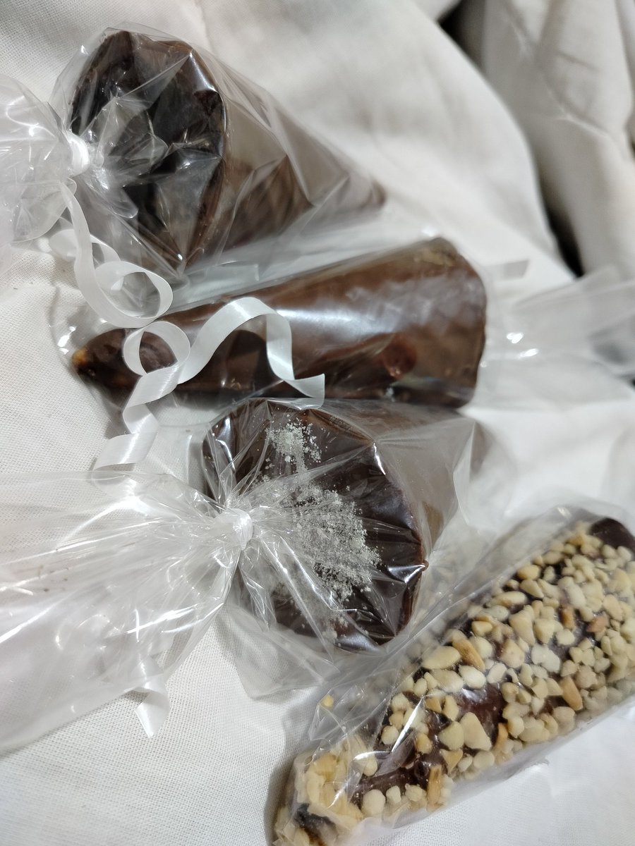 Boa noite!! Passando pra informar que estou vendendo Cones Trufados..
Sabores de hoje: Ninho com Nutella 
Ferreiro Rocher 
Chocolate ao leite 
Oreo
Poucas unidades..
Valor: R$: 8;00