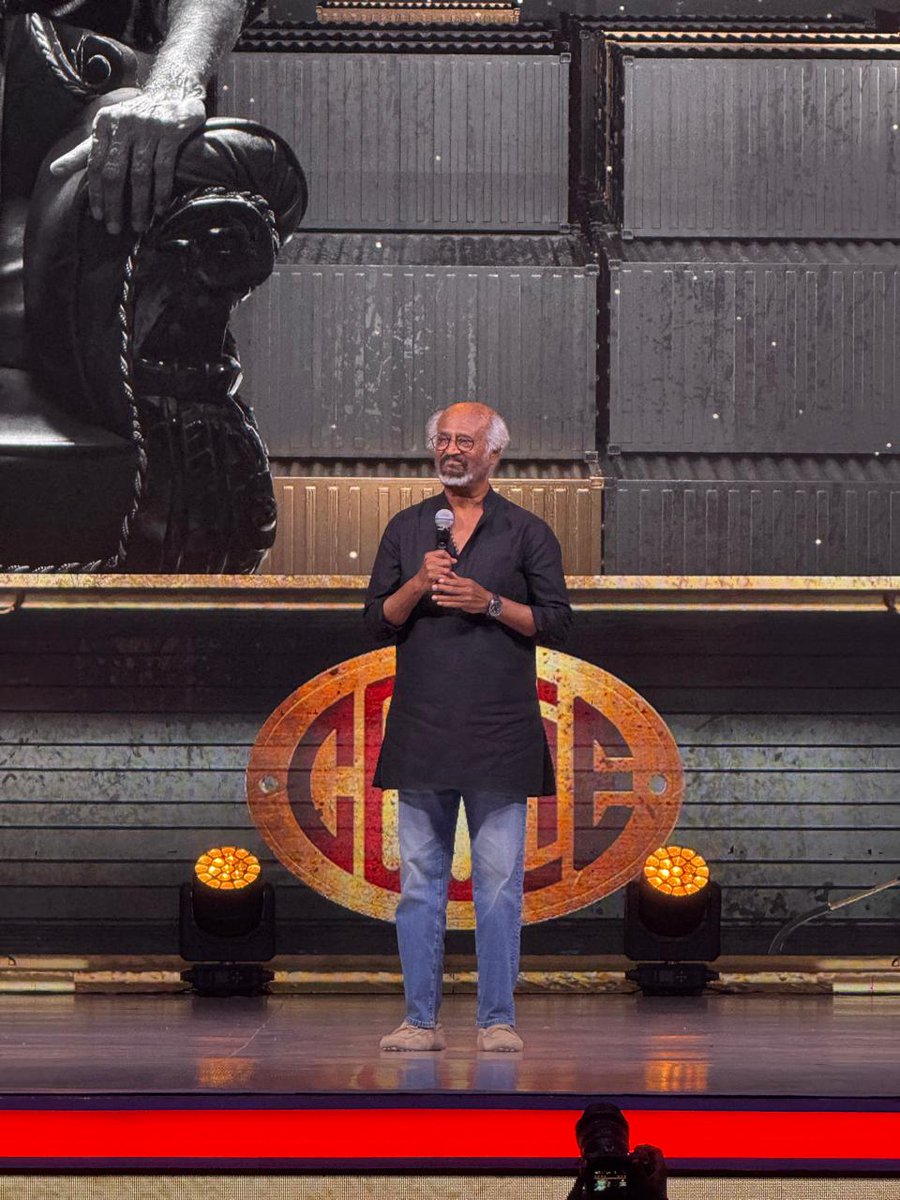 anandkishore021's tweet photo. Whistle-u parakattumae… now! The wait ends here as the one and only Superstar Rajinikanth is on stage! #CoolieUnleashed #CoolieThePowerHouse #CoolieFromAug14 waiting on 1 day https://t.co/GRqlRDxHIz