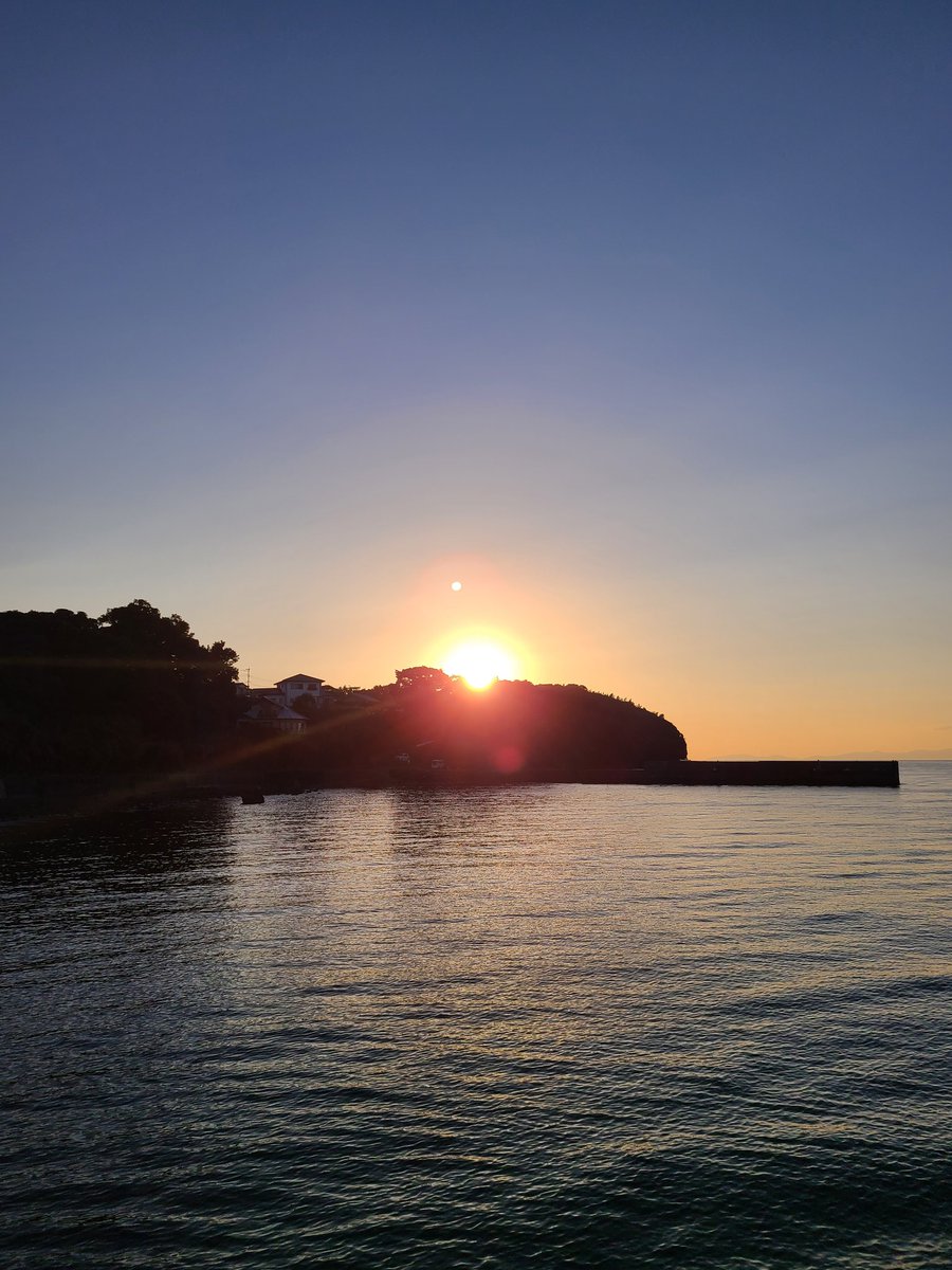 it_is_rusty's tweet image. 東から上がってきたモンスターボール

に、見えますよね。。？

#ポケモン　#ピカチュウ
#ゲンガー　#リザードン
#Pokémon　#pikachu