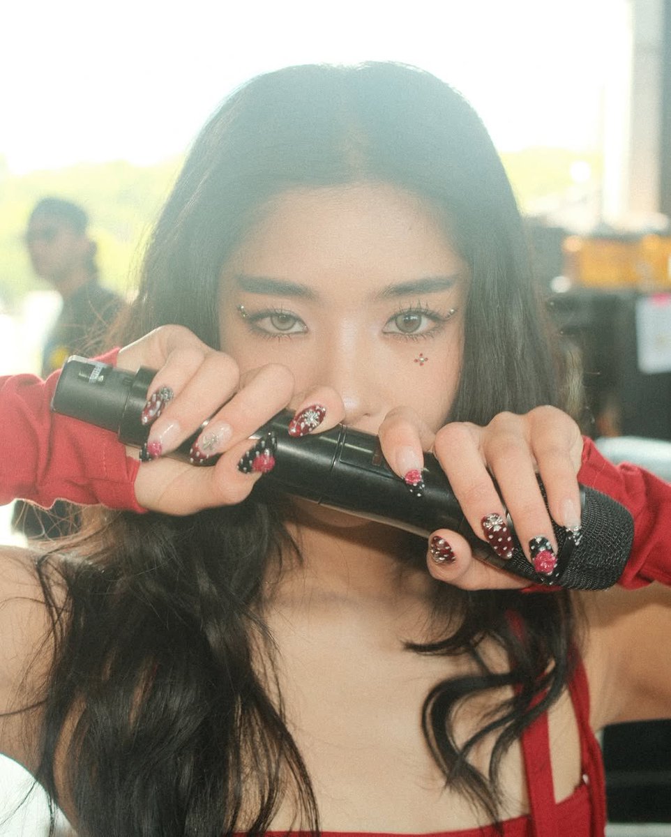 KATSEYEBASE's tweet photo. KATSEYE's Sophia stuns with a captivating look and statement nails in this striking Coveteur photo from Lollapalooza, serving pure fierce energy. https://t.co/C7e5eKO1tW