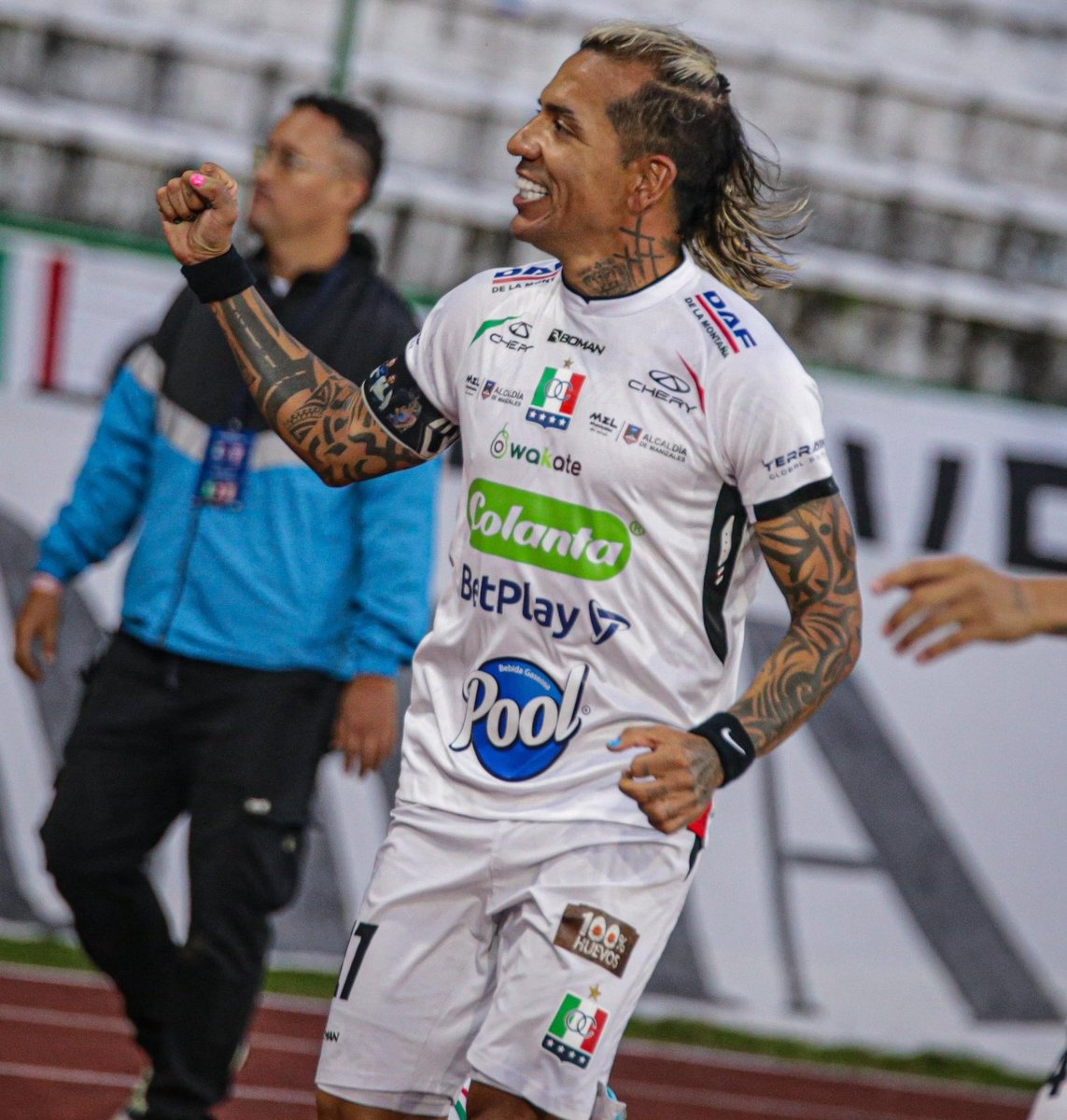 3⃣ 6⃣ 8⃣ goles de Dayro Moreno. En un mes cumplirá 40 años. Prolongó su carrera profesional sin alcanzar a dimensionar que se puede convertir en el único jugador colombiano con 400 goles en toda la historia del fútbol profesional mundial.

Dayro no se va a retirar hasta lograrlo.