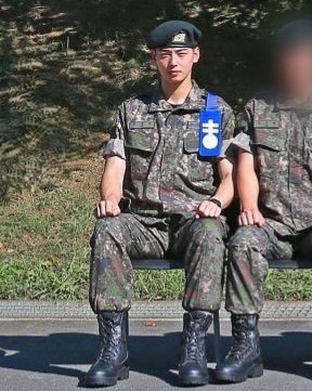 HourlyASTROBR's tweet image. [20250813]

Primeira foto oficial do Cha Eunwoo no exército 🥹💜

Lee Dongmin foi nomeado o comandante de pelotão
Dongmin é membro do 25º Regimento, 2º Batalhão, 5ª Companhia, 1º Pelotão, 2º Esquadrão no Centro de Treinamento do Exército

Ser nomeado comandante de companhia é um…