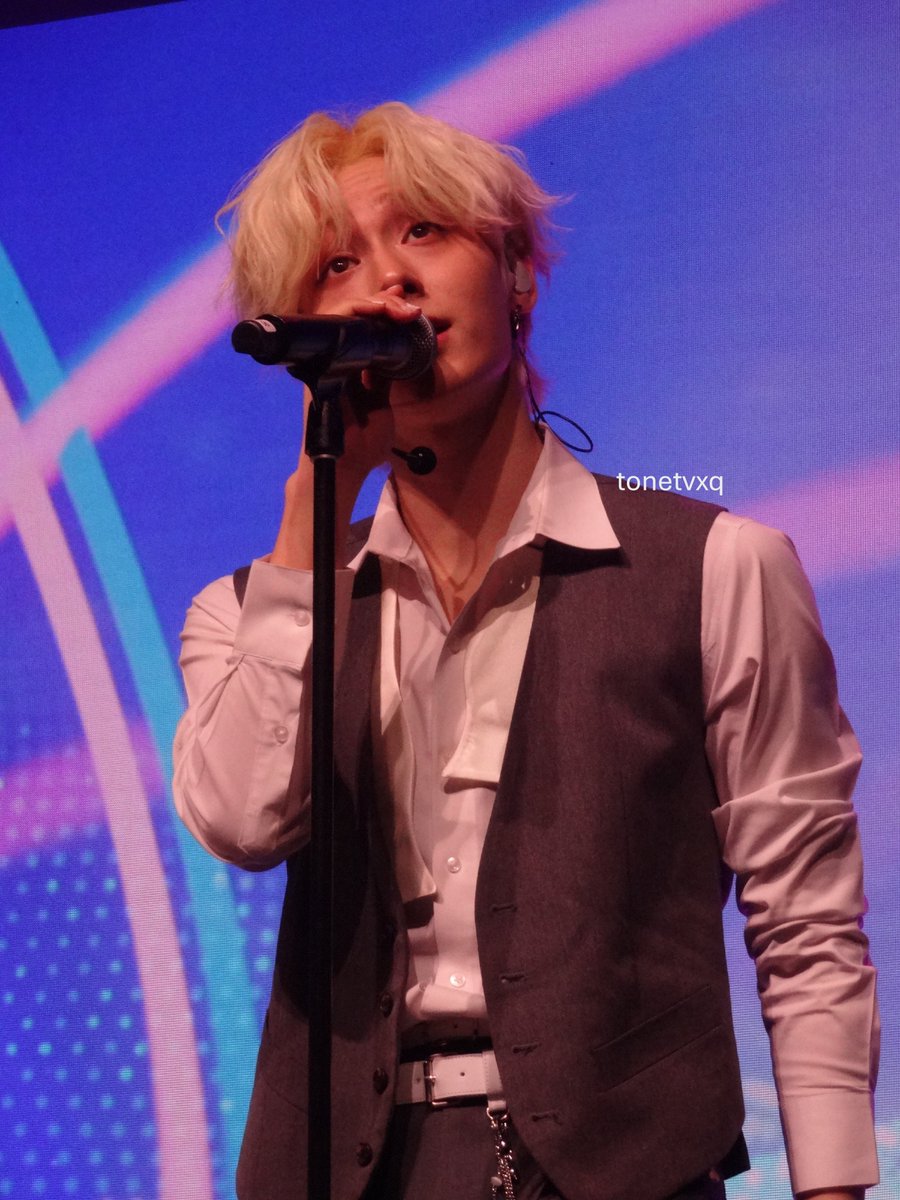 ToneTVXQ's tweet photo. hwanwoong in cleveland all my cleveland photos are like not that good
#hwanwoong #νμ
#oneus #μμ΄μ€ #h_our_us #oneusincleveland https://t.co/Fsvf6zG3kr