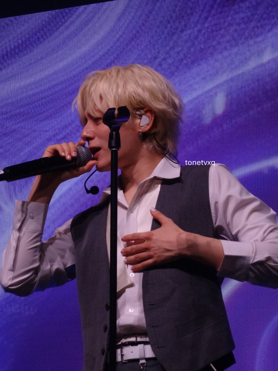 ToneTVXQ's tweet photo. hwanwoong in cleveland all my cleveland photos are like not that good
#hwanwoong #νμ
#oneus #μμ΄μ€ #h_our_us #oneusincleveland https://t.co/Fsvf6zG3kr